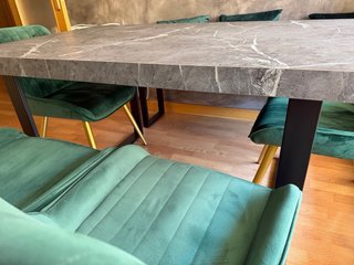 Mesa de comedor efecto mármol y banco asiento