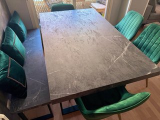 Mesa de comedor efecto mármol y banco asiento