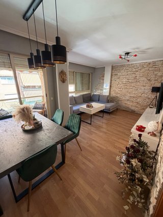 Mesa de comedor efecto mármol y banco asiento
