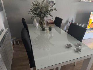 Mesa de comedor con 4 sillas