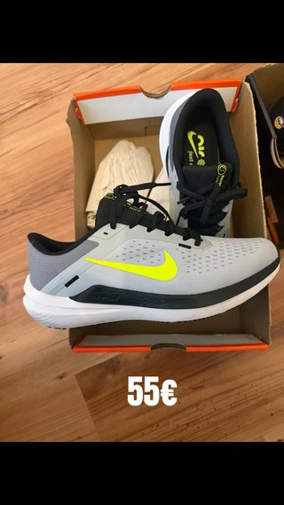 Zapatillas Nike grises y amarillas