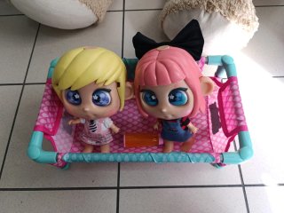 Cuna de juguete con 2 muñecas