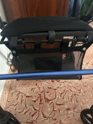 Andador con asiento y cesta