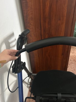 Andador con asiento y cesta