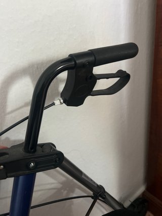 Andador con asiento y cesta