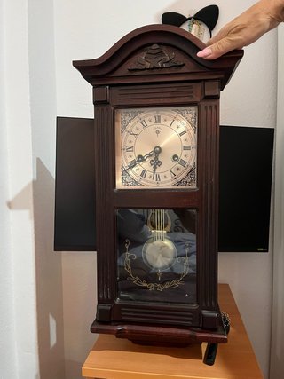 Reloj de péndulo antiguo de madera