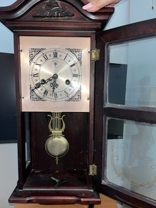 Reloj de péndulo antiguo de madera