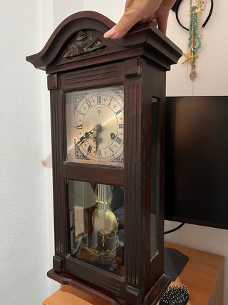 Reloj de péndulo antiguo de madera