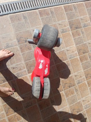 Moto infantil roja y gris