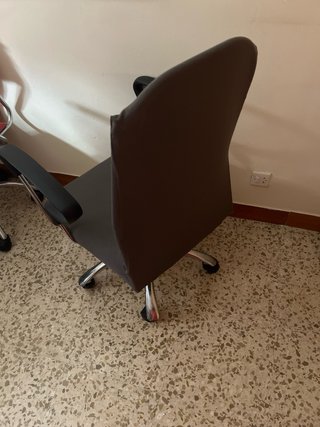 Silla de escritorio giratoria con ruedas gris