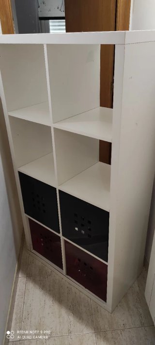 Estantería modular blanca con cubos