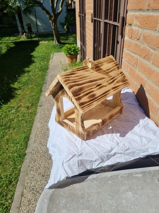 Mangiatoia in legno per uccellini