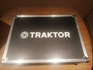 Controladora Traktor S4 con maleta