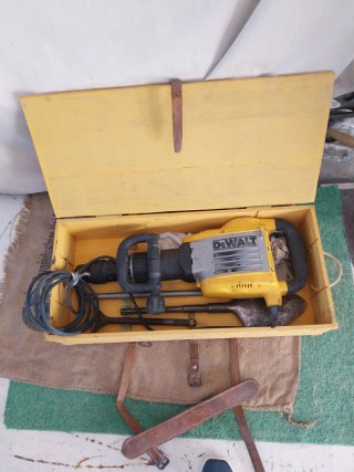 Martillo Eléctrico Dewalt con Accesorios