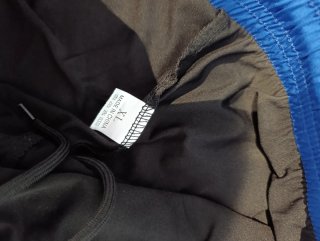 Pantalón corto deportivo con malla