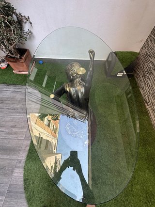 Mesa de comedor con escultura
