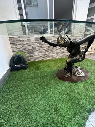 Mesa de comedor con escultura