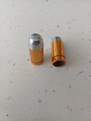 Tapones para ruedas de moto con forma de bala.