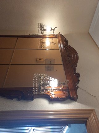 Recibidor de madera con espejo y mármol