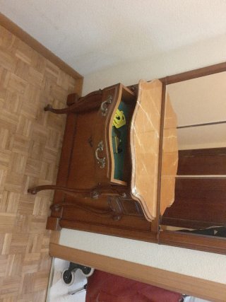 Recibidor de madera con espejo y mármol