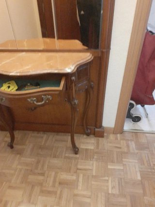 Recibidor de madera con espejo y mármol