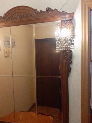 Recibidor de madera con espejo y mármol