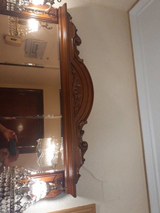 Recibidor de madera con espejo y mármol