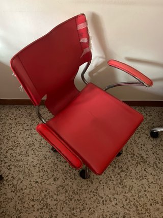 Silla de escritorio roja con ruedas