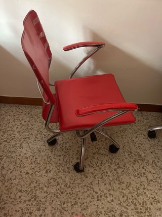 Silla de escritorio roja con ruedas