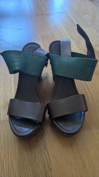 Sandalias de tacón marrones y verdes