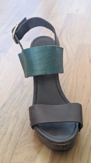 Sandalias de tacón marrones y verdes