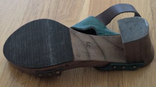 Sandalias de tacón marrones y verdes