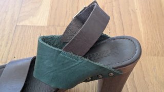 Sandalias de tacón marrones y verdes