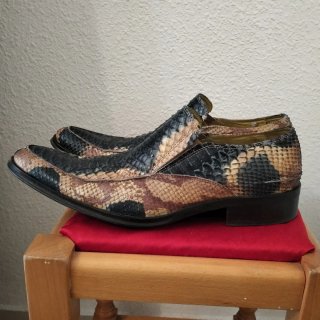 Zapatos y cinturón de piel exótica