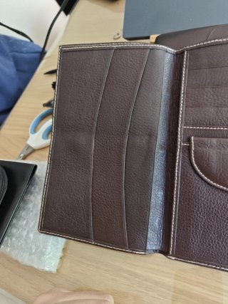 Cartera de cuero marrón