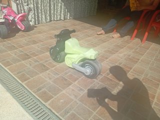 Moto correpasillos infantil verde y negro