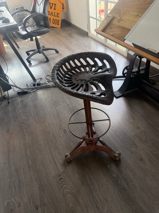 Taburete de metal estilo industrial