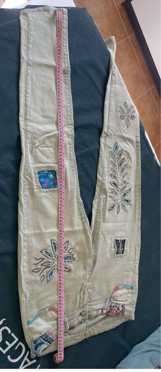 Pantalón vaquero kaki bordado