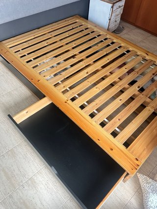 Cama de madera con cabecero de tela