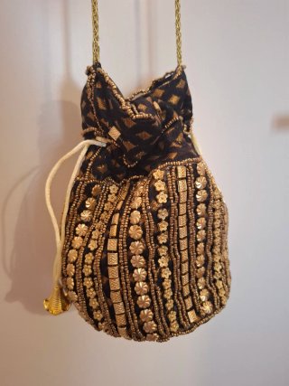 Bombonera negra y dorada