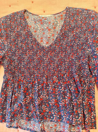 Blusa Mango floral azul y rojo