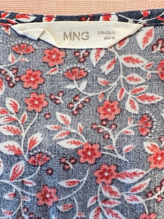 Blusa Mango floral azul y rojo