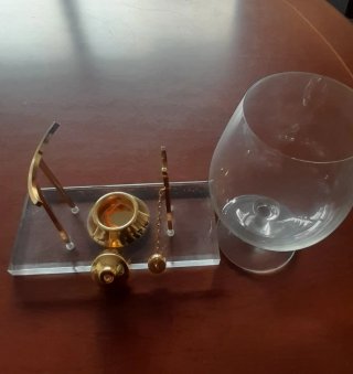 Copa y soporte para calentar coñac o brandy.