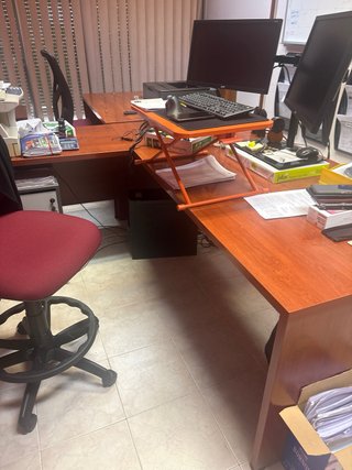 Mesa de despacho de madera