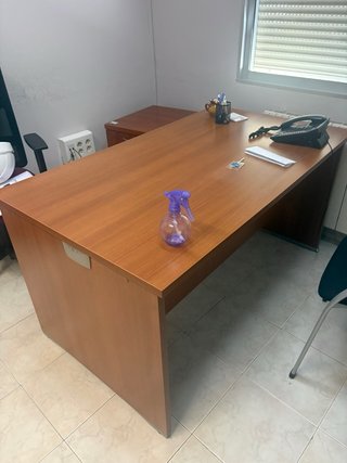 Mesa de despacho de madera