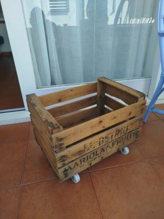 Caja de fruta de madera con ruedas