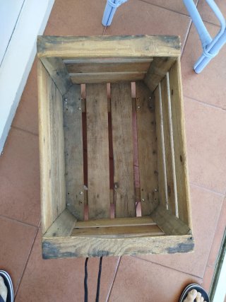 Caja de fruta de madera con ruedas