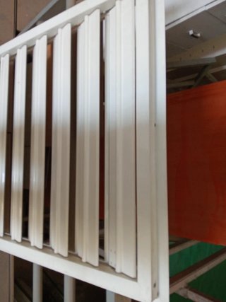 Persiana de seguridad blanca