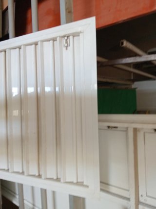 Persiana de seguridad blanca