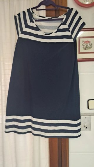Vestido de verano azul y blanco